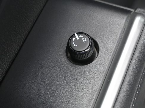 Used 2022 Toyota Highlander XLE AWD/4WD image 12