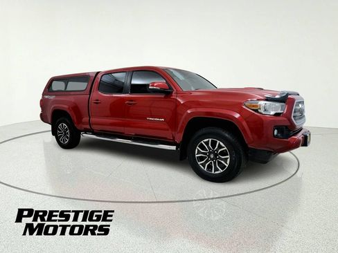 Used 2017 Toyota Tacoma TRD Sport w/ Tow Package AWD/4WD image 10