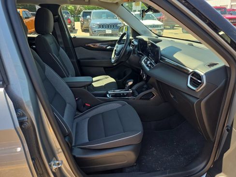 Used 2024 Chevrolet TrailBlazer LT w/ LT Cold Weather Package FWD image 12
