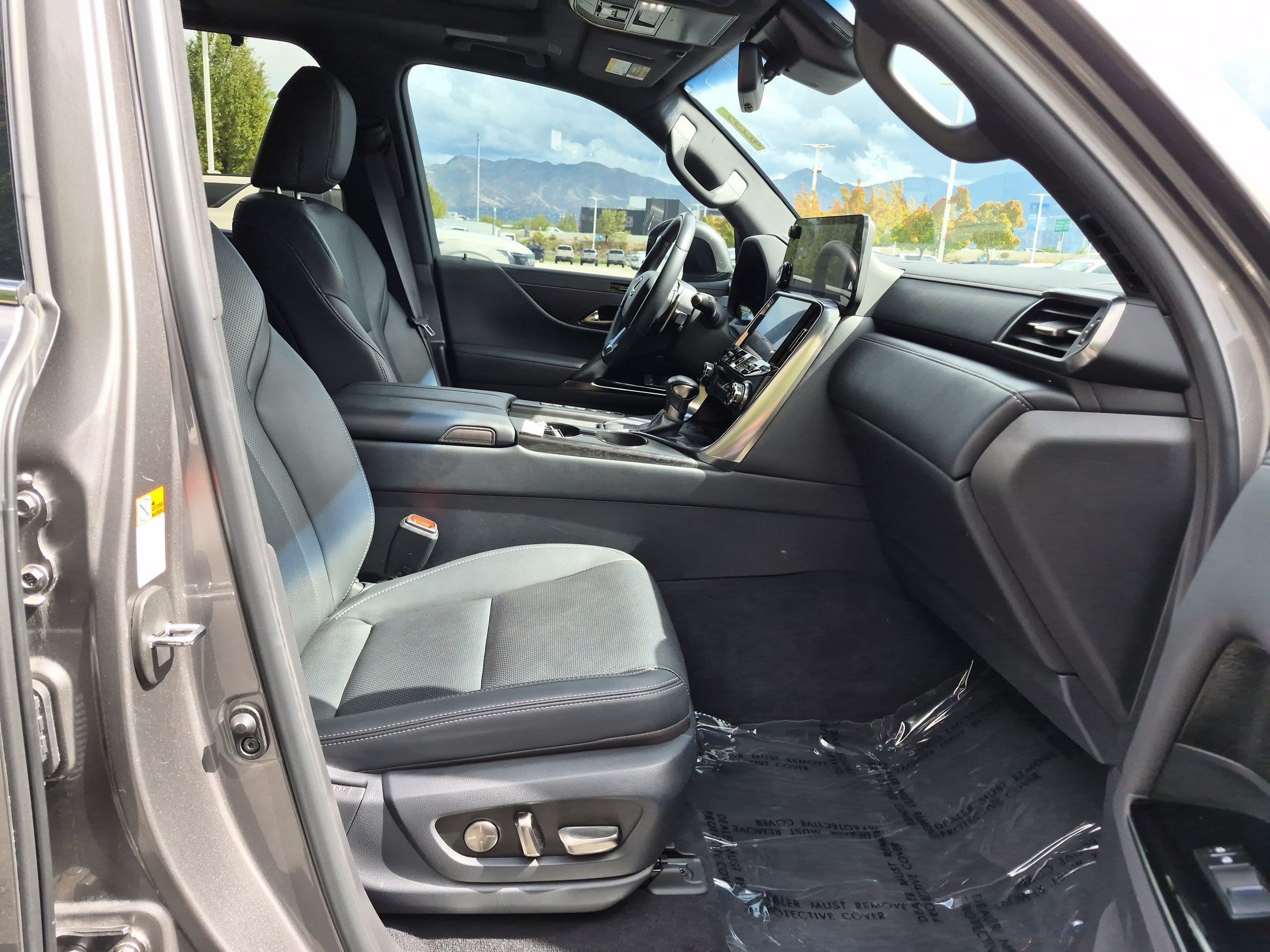 Used 2024 Lexus LX 600 4WD w/ Luxury Package image 31