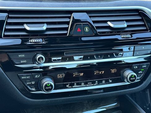 Used 2019 BMW 530e w/ M Sport Package image 22