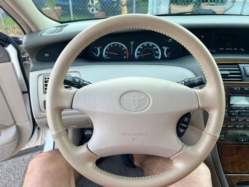 Used 2000 Toyota Avalon XLS FWD image 9