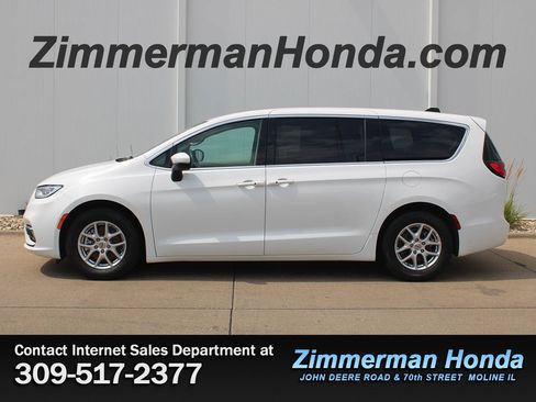 Used 2023 Chrysler Pacifica Touring-L FWD image 25