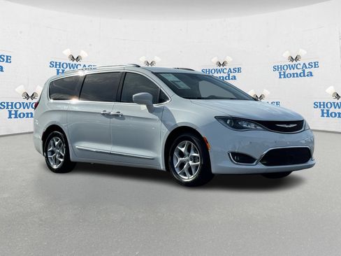 Used 2017 Chrysler Pacifica Touring-L Plus image 10