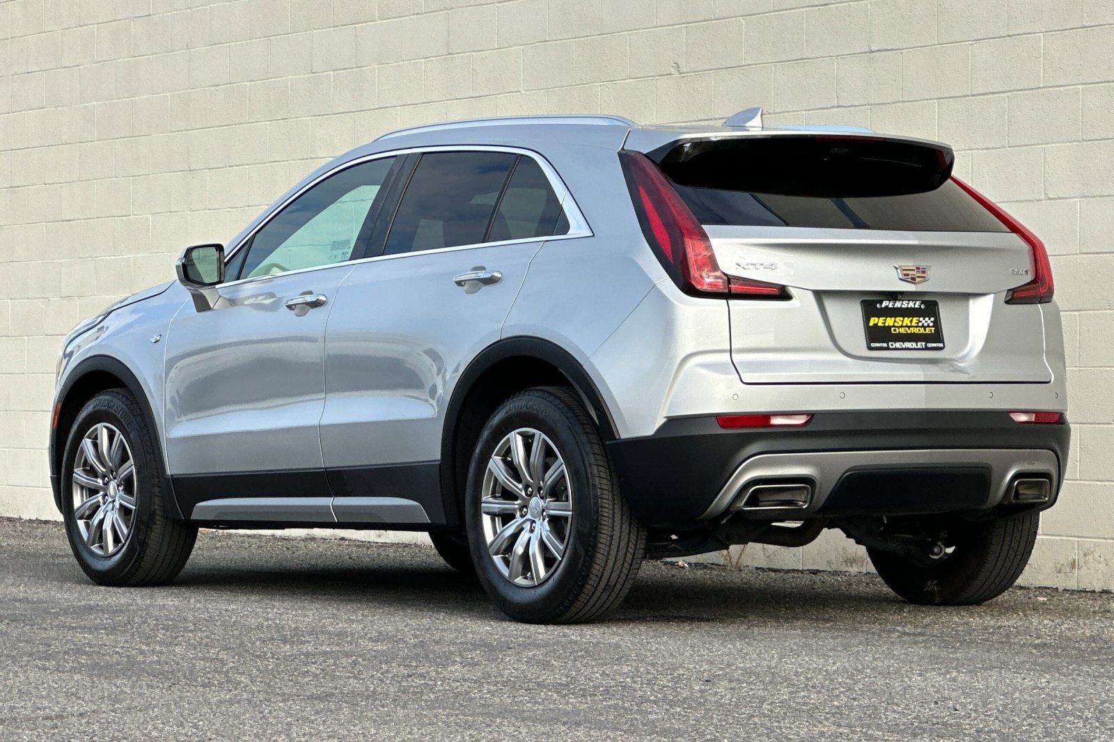 Used 2022 Cadillac XT4 Premium Luxury w/ Enhanced Visibility Package FWD image 6