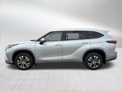 Used 2022 Toyota Highlander XLE AWD/4WD image 4