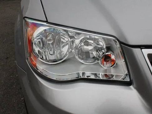 Used 2015 Chrysler Town & Country Touring image 11