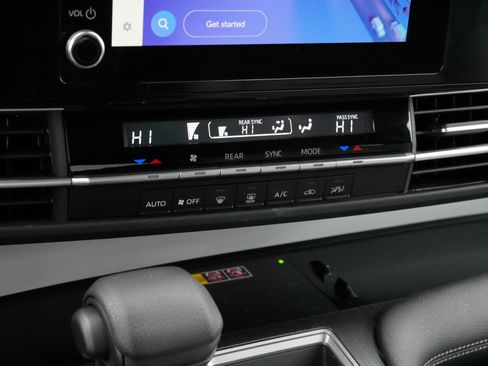 Used 2025 Toyota Sienna LE image 23