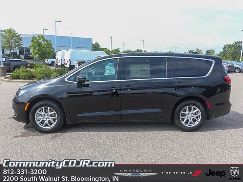 New 2025 Chrysler Voyager LX FWD image 4