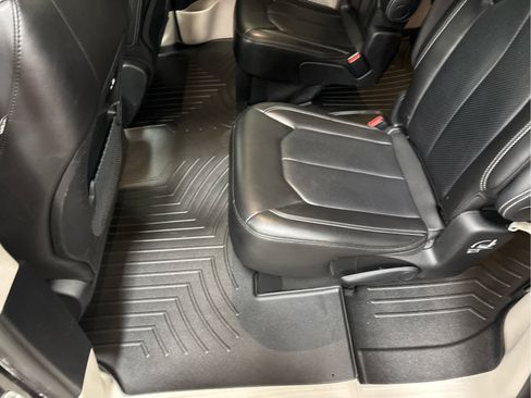 Used 2023 Chrysler Pacifica Touring-L image 39