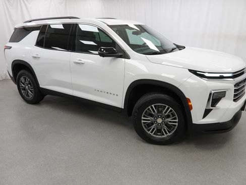 Used 2024 Chevrolet Traverse LT w/ Trailering Package FWD image 6