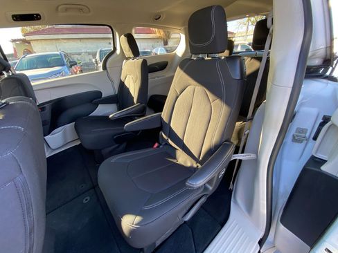 Used 2024 Chrysler Voyager LX image 39