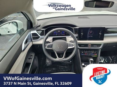 Used 2025 Volkswagen Taos SE FWD image 10