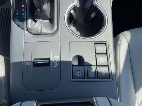 Used 2025 Toyota Highlander XLE AWD/4WD image 29