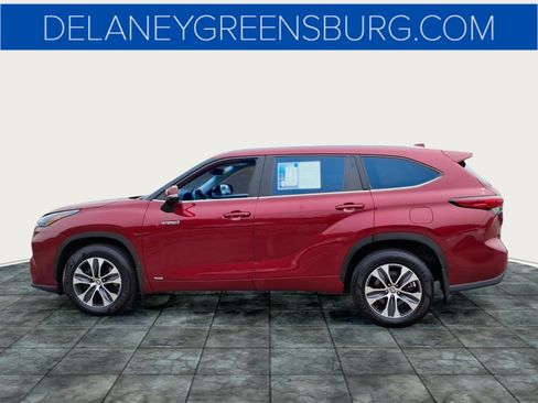 Used 2021 Toyota Highlander XLE AWD/4WD image 6