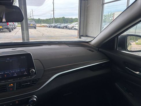 Used 2025 Nissan Altima 2.5 SV FWD image 36
