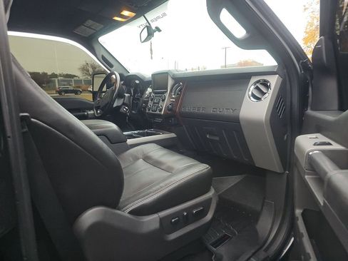 Used 2014 Ford F250 Lariat w/ Lariat Interior Package image 14