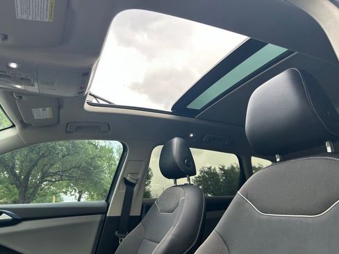 Used 2023 Volkswagen Taos SE w/ Panoramic Sunroof Package image 11