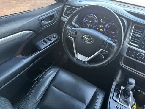 Used 2019 Toyota Highlander Limited Platinum w/ Carpet Mat Package (TMS) AWD/4WD image 25