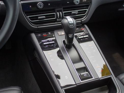 Used 2025 Porsche Macan AWD/4WD image 21