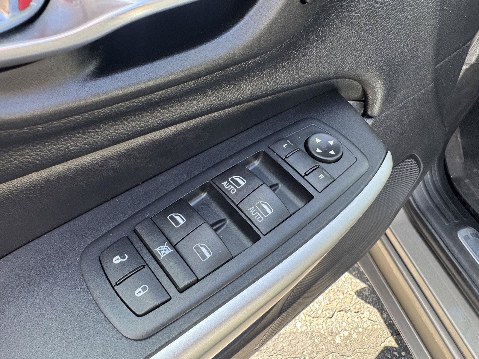 Used 2017 Jeep Cherokee Overland w/ Technology Group AWD/4WD image 13