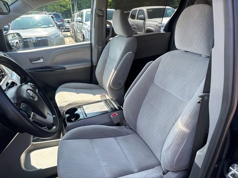 Used 2018 Toyota Sienna LE AWD/4WD image 16