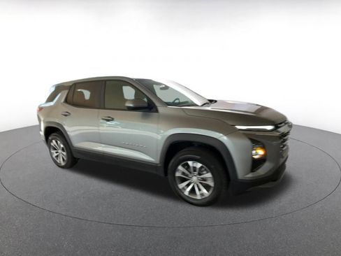 Used 2025 Chevrolet Equinox LT image 2