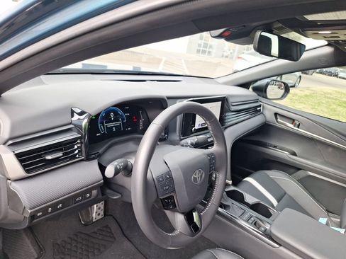 Used 2025 Toyota Camry SE image 15
