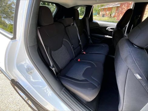 Used 2020 Jeep Cherokee Latitude FWD image 21
