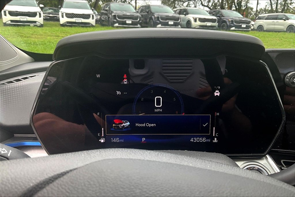 Used 2025 Chevrolet Trax LT FWD image 12