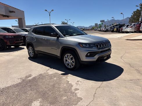 Used 2023 Jeep Compass Latitude w/ Sun and Sound Group AWD/4WD image 3