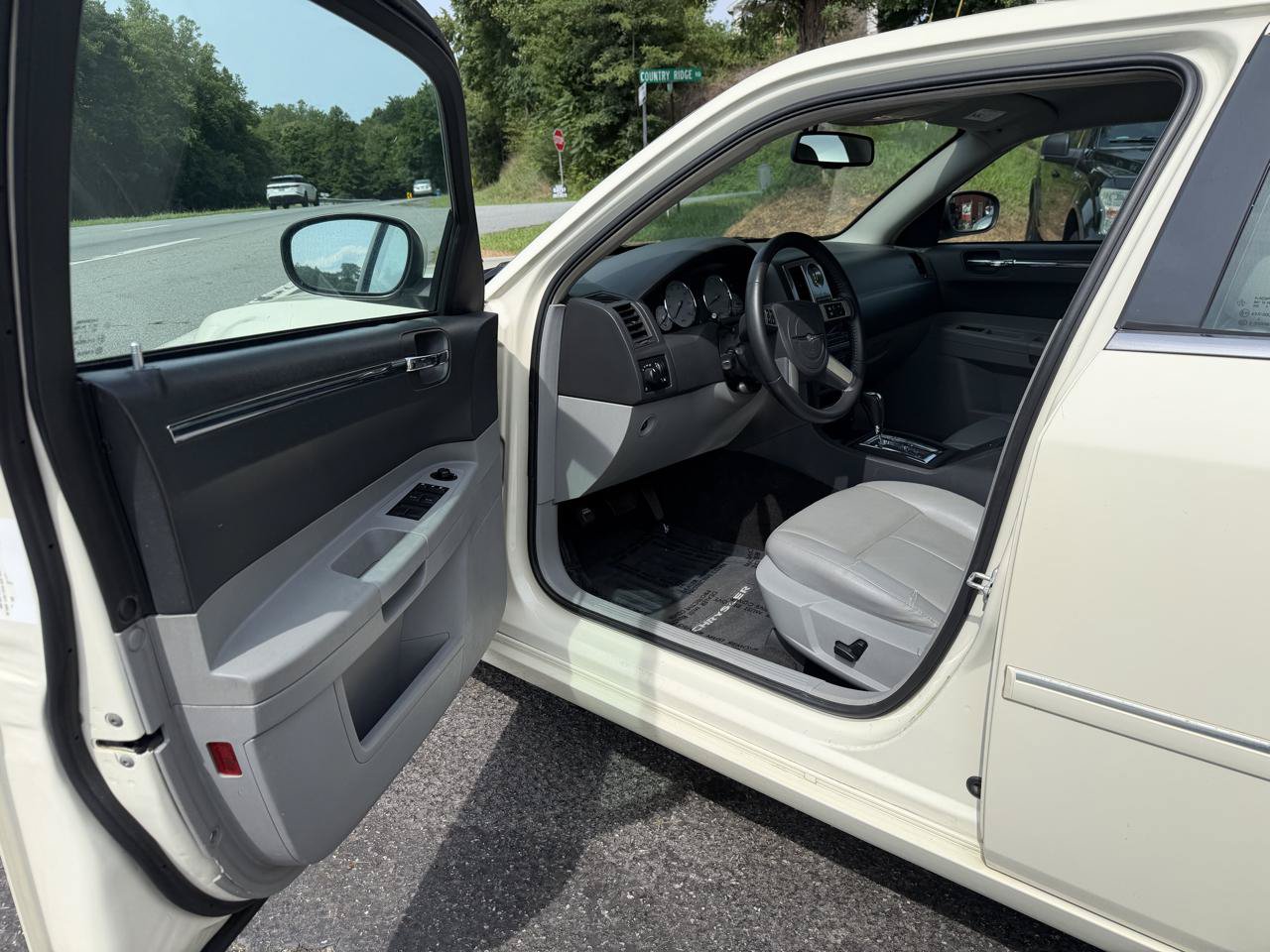 Used 2007 Chrysler 300 Touring L RWD image 9