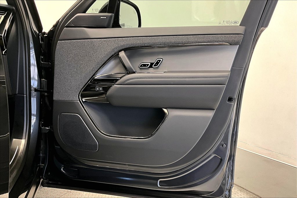 Used 2025 Land Rover Range Rover Sport SE AWD/4WD image 19