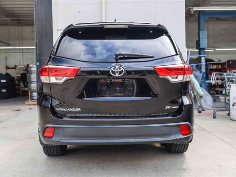 Used 2017 Toyota Highlander SE w/ Carpet Mat Package image 3