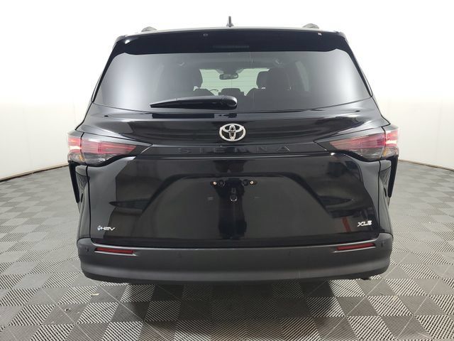 Used 2026 Toyota Sienna XLE FWD image 5