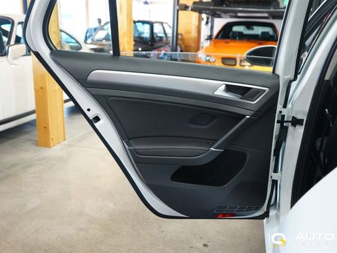 Used 2017 Volkswagen Golf SE image 29