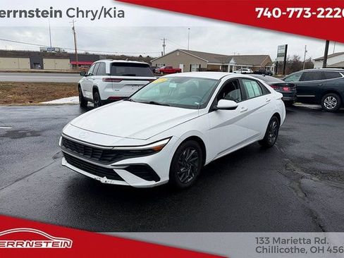 Used 2024 Hyundai Elantra SEL image 3