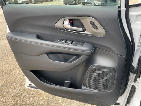 Used 2025 Chrysler Pacifica Select image 18