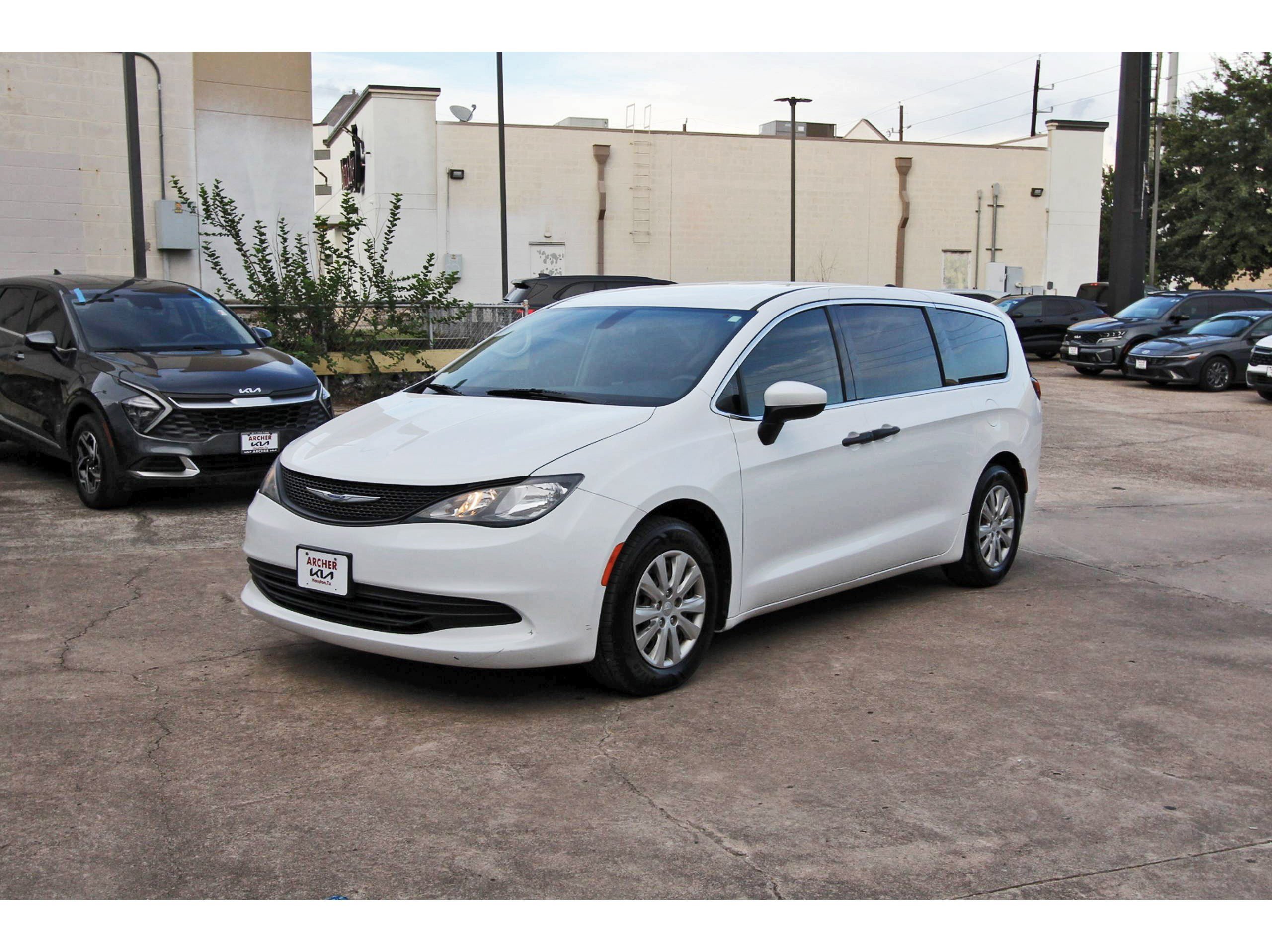 Used 2020 Chrysler Voyager L FWD image 3