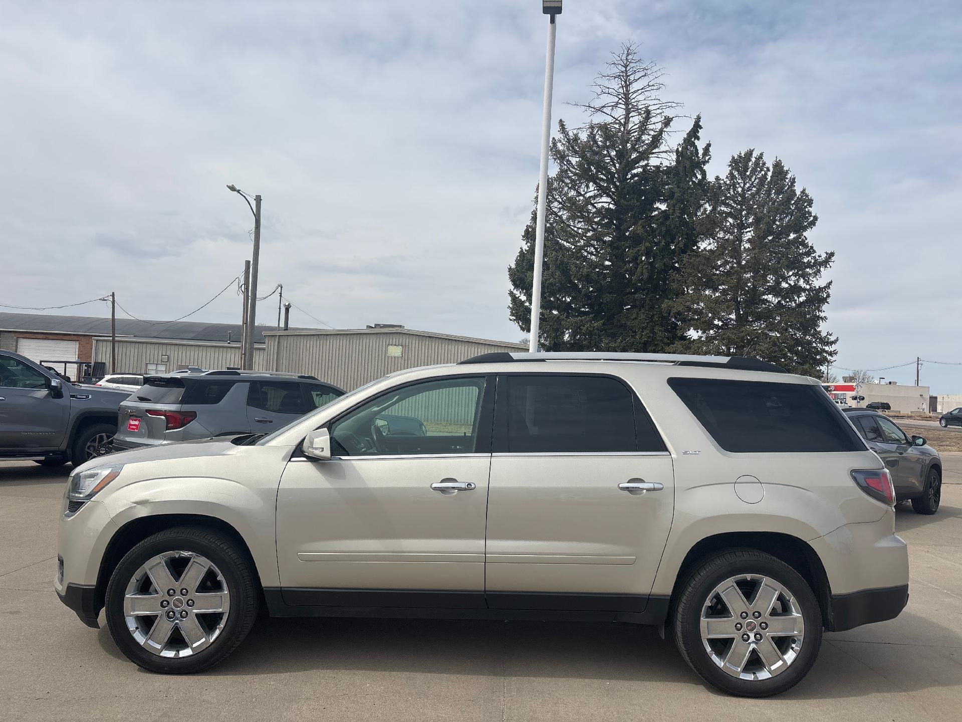 Used 2017 GMC Acadia Limited SLT AWD/4WD image 2