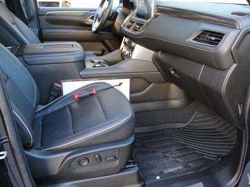 Used 2024 GMC Yukon SLT w/ SLT Luxury Package image 17