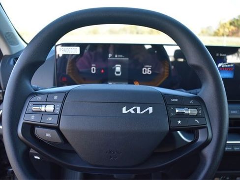 New 2025 Kia K4 LXS image 22