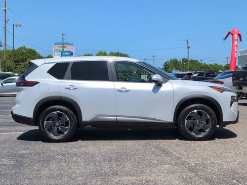 Used 2024 Nissan Rogue SV image 7