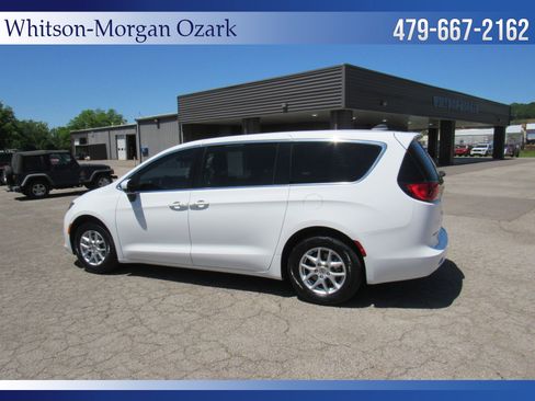 Used 2022 Chrysler Voyager LX FWD image 9