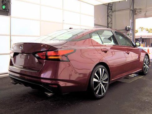 Used 2022 Nissan Altima 2.5 SR FWD image 2