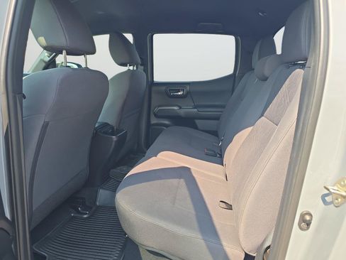 Used 2018 Toyota Tacoma TRD Sport AWD/4WD image 18