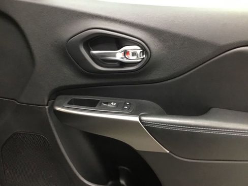 Used 2020 Jeep Cherokee Latitude Plus w/ Comfort/Convenience Group image 21