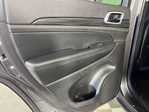 Used 2021 Jeep Grand Cherokee Laredo image 12