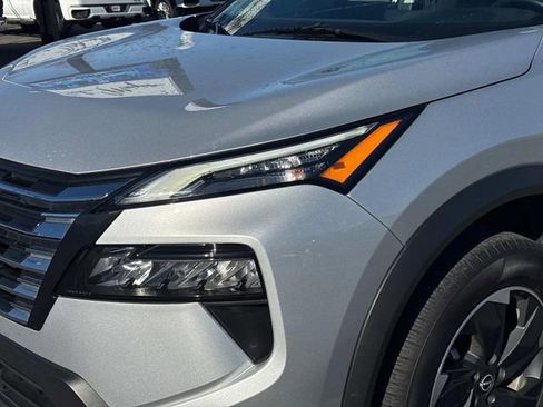 Used 2025 Nissan Rogue SV image 10