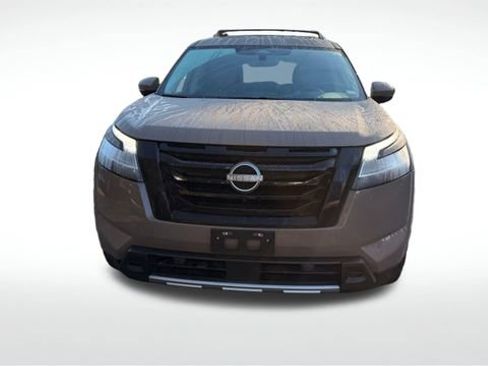 Used 2023 Nissan Pathfinder Platinum image 3
